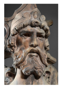 Décor en terre cuite : sculpture d'un visage d'homme barbu avec couronne