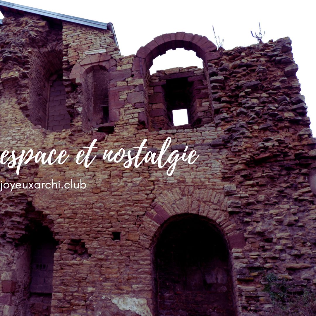 Photo d'une église en ruine, avec le titre de l'article "espace et nostalgie"