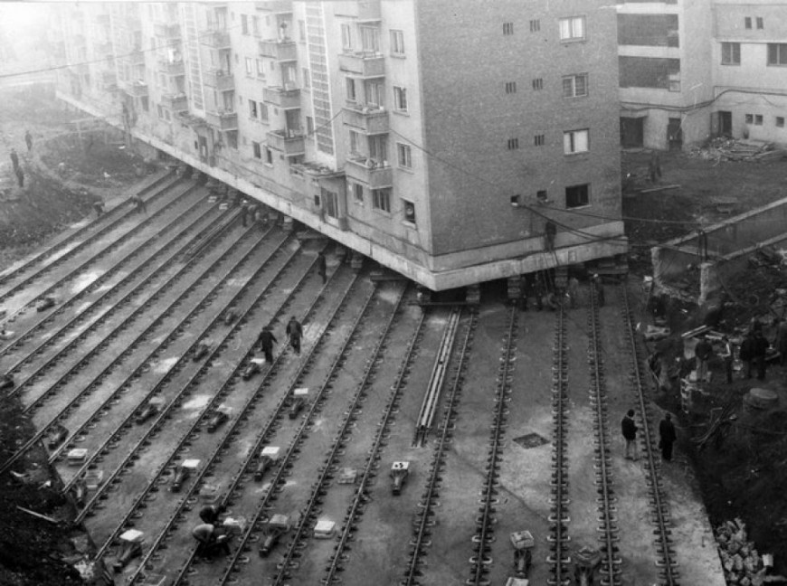 Déplacement d'immeuble (type grand ensemble) en Roumanie - 1987
