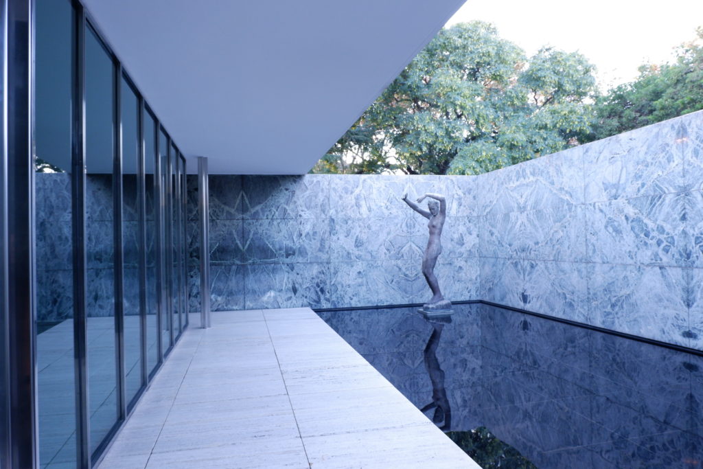 Photo de la cour intérieure du pavillon de Barcelone de Mies van der Rohe, avec la fameuse statue