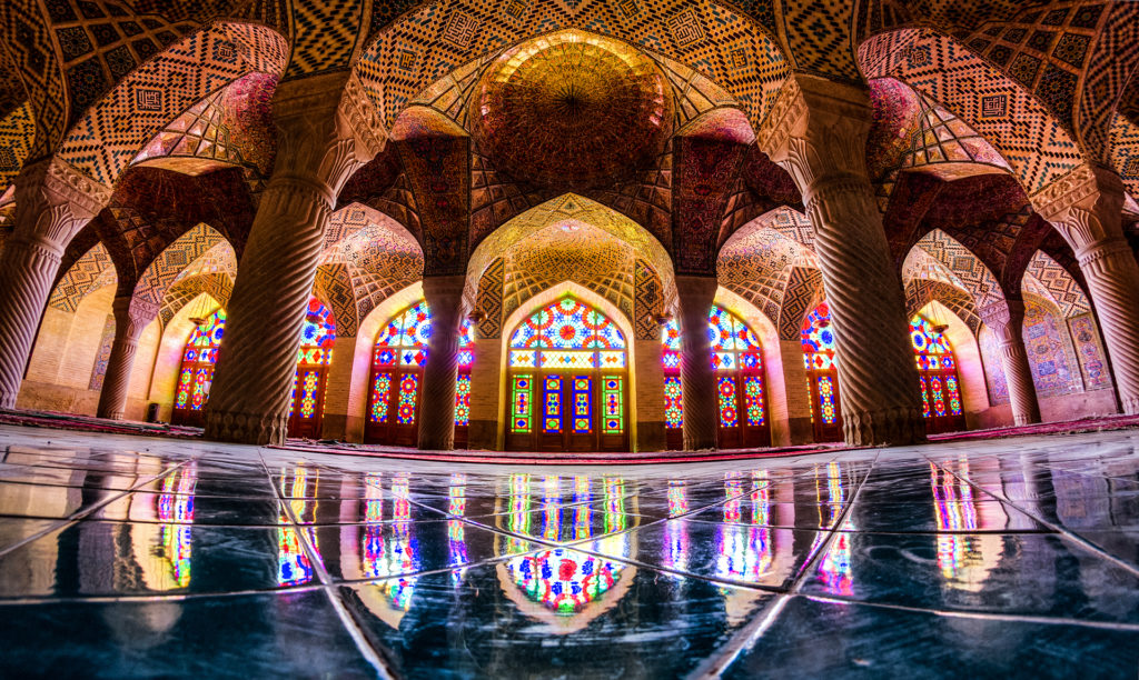 Photo de l'intérieur de la mosquée de Nasir-al-molk à Shiraz, avec des vitraux et des lumières colorées